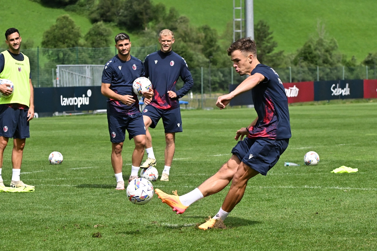 Thijs Dallinga in campo nel primo allenamento del Bologna a Valles (foto Schicchi)