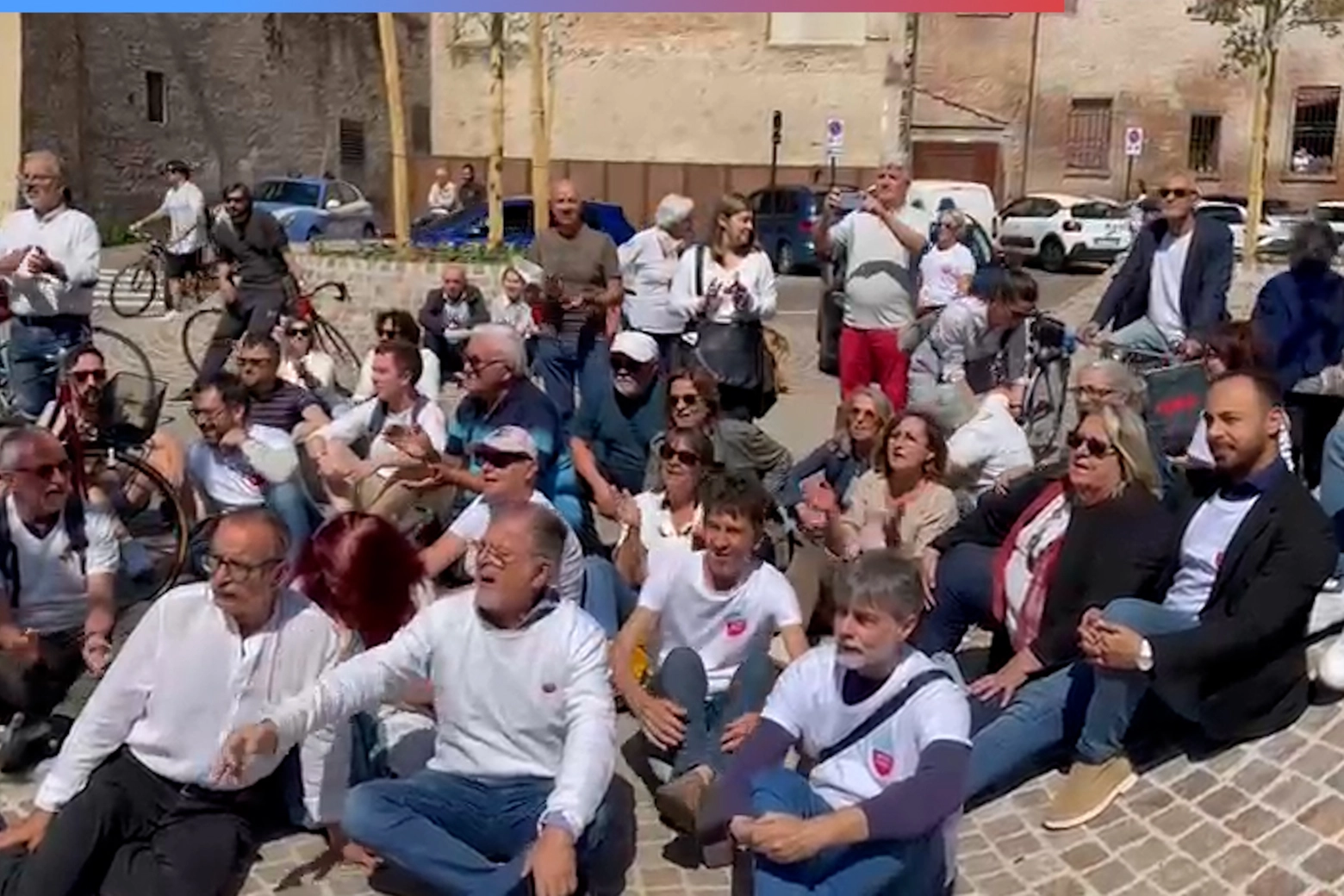 Sit-in dei sostenitori del candidato sindaco Fabio Anselmo contro l’inaugurazione della piazza Cortevecchia