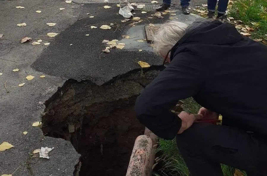 Voragine a due passi dalla Statale: "La strada sta sprofondando"