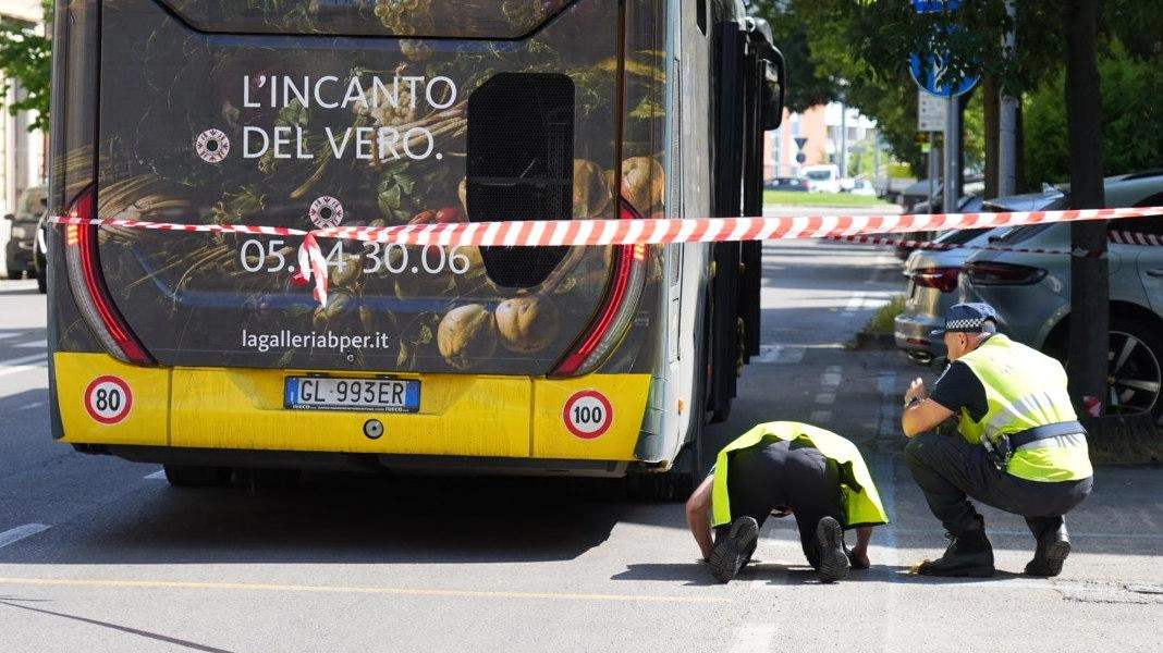 Travolto dall’autobus in Ciro Menotti. Gravissimo un anziano di 74 anni