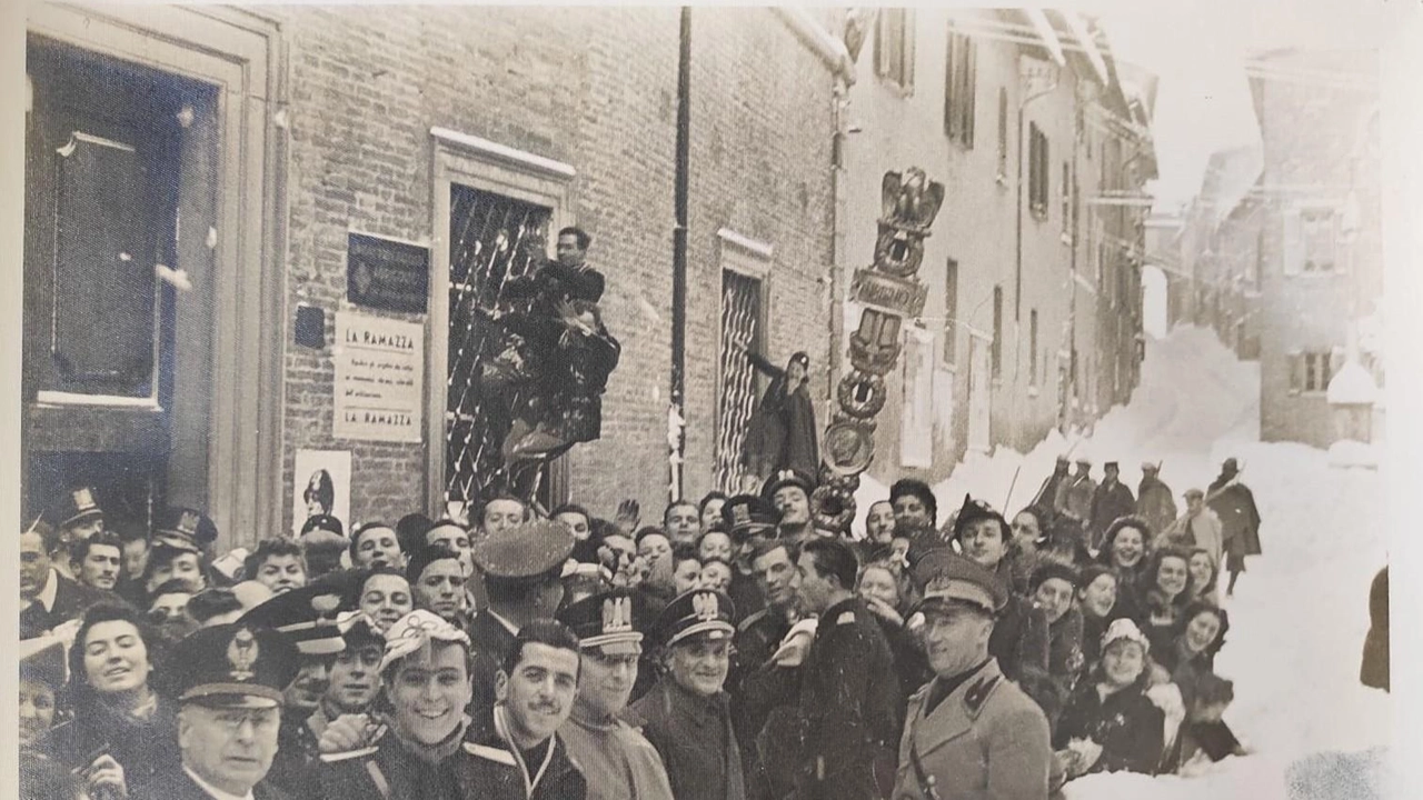 Domani negli Archivi di Stato italiani si terrà la "Domenica di Carta" con esposizioni speciali. A Urbino, apertura straordinaria per scoprire documenti storici degli anni '30, tra cui immagini e riviste d'epoca. Un viaggio nel passato di quasi cento anni fa.