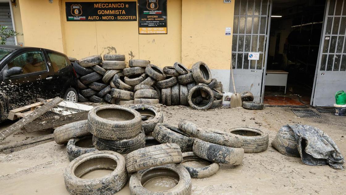 Guida pratica per gli alluvionati. Foto a tutto e verifiche sulle polizze: "Molte auto si possono recuperare"