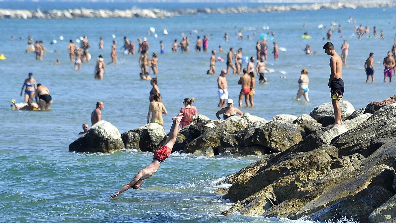 Situazione nettamente migliorata sia a Levante che a Ponente dopo la perturbazione. Spiagge affollate e tanta gente a fare il bagno. I bagnini: "Non c’è più nemmeno la puzza".