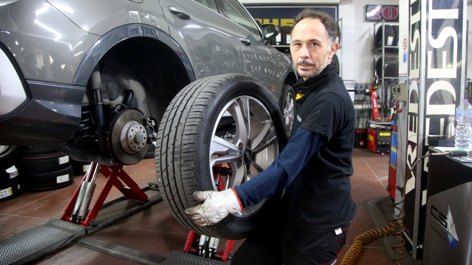 Pneumatici invernali: il 15 novembre scatta l'obbligo. Gommisti presi d'assalto