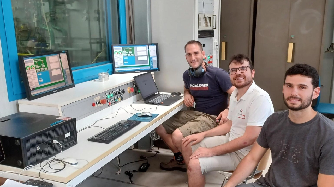 Luca Montanari, responsabile automotive di Hypertec Solution,. è al centro. Alla sua destra Gianluca Magnani di Hypertec Solution e alla sua sinistra Francesco Scrignoli dell’Università di Modena-Reggio Emilia