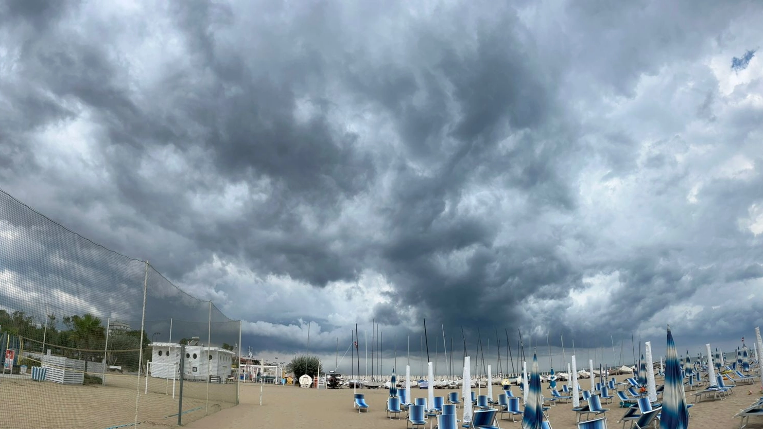 La spiaggia di Viserba colpita intorno all'ora di pranzo da una forte tempesta di sabbia