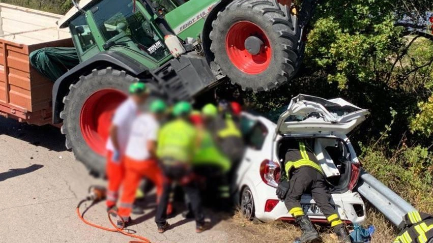 Verso l’ora di pranzo in Contrada Aso un trattore si è rovesciato sopra un’auto guidata da una donna di 62 anni