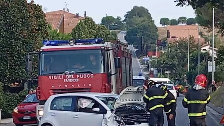 Perde il controllo dell’auto e si schianta contro un muretto. L’incidente è avvenuto ieri alle 17.30, lungo la provinciale Vergini,...