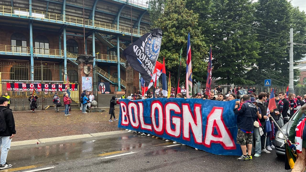 La parata del Bologna sul pullman scoperto per festeggiare la Champions: l'attesa festante dei tifosi (FotoSchicchi)