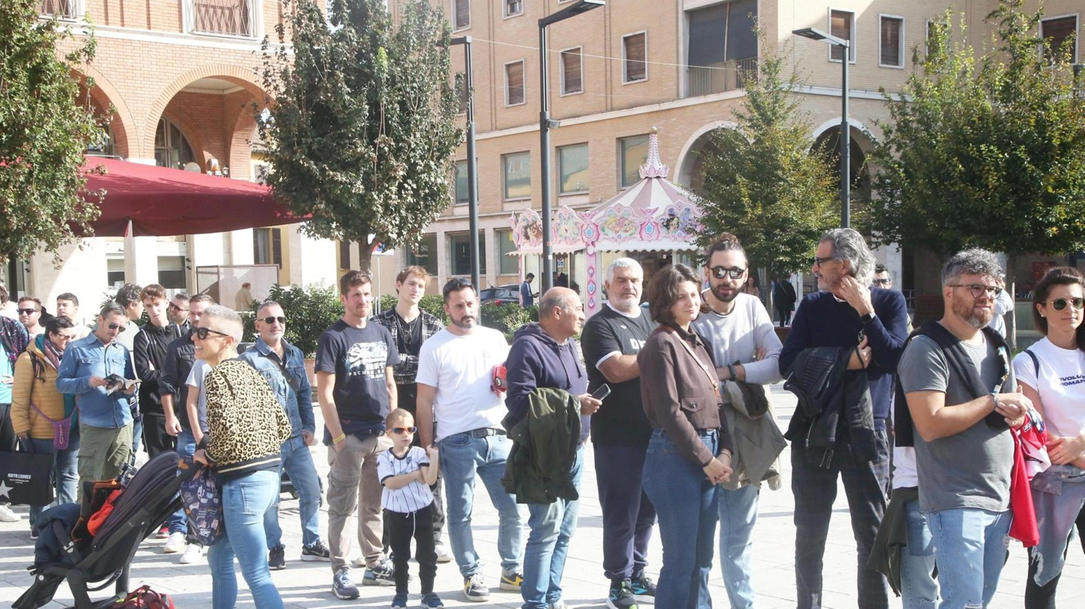 L’abbraccio con i tifosi, autografi e selfie. Tutti in fila per ’Tatanka’ Dario Hubner