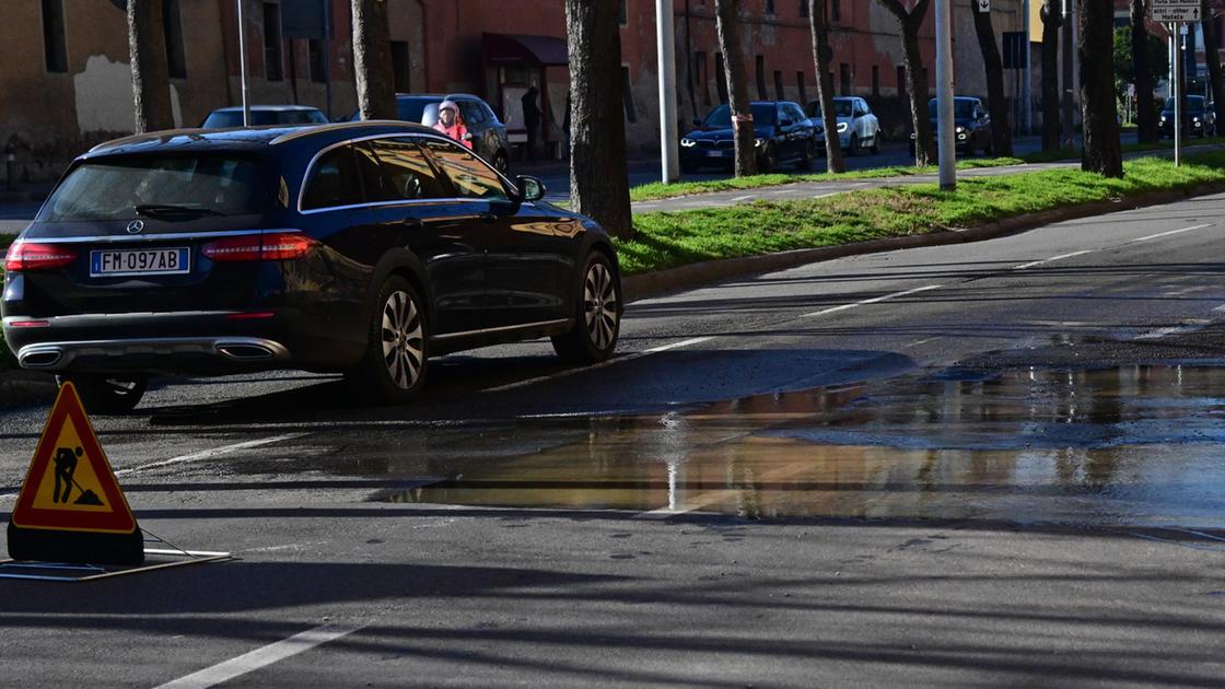 Si rompe tubatura: allagato viale Panzacchi, rubinetti a secco