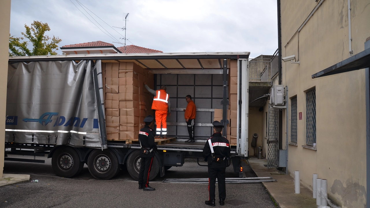 i carabinieri durante i controlli al carico di tabacchi sequestrato