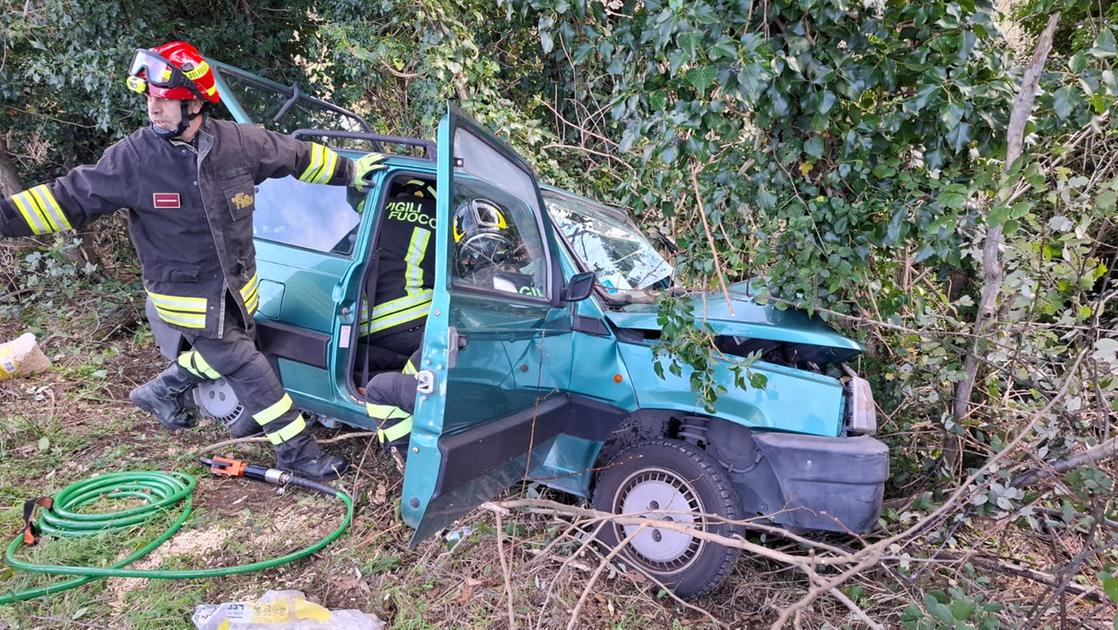 Auto sbanda e vola nella scarpata: grave una donna