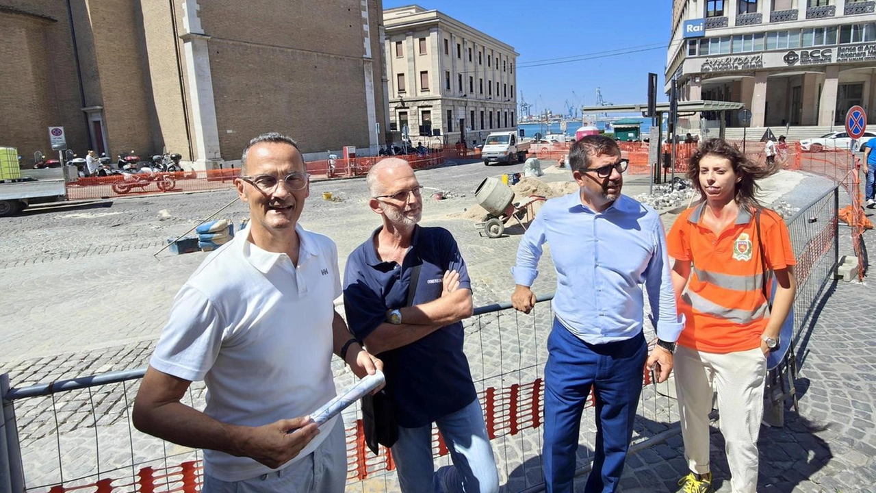 Uno degli ultimi sopralluoghi del sindaco e dell’assessore Tombolini in piazza della Repubblica che da ieri è completamente chiusa alle auto