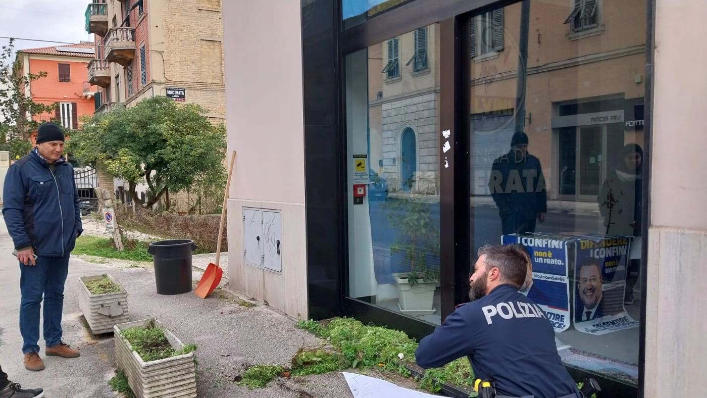 Trovati in via Roma. Il segretario maceratese del partito Alessandrini ha avvertito la Digos