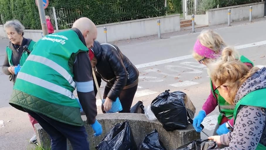 Un gruppo di volontari ambientali durante una pulizia a Massa Lombarda