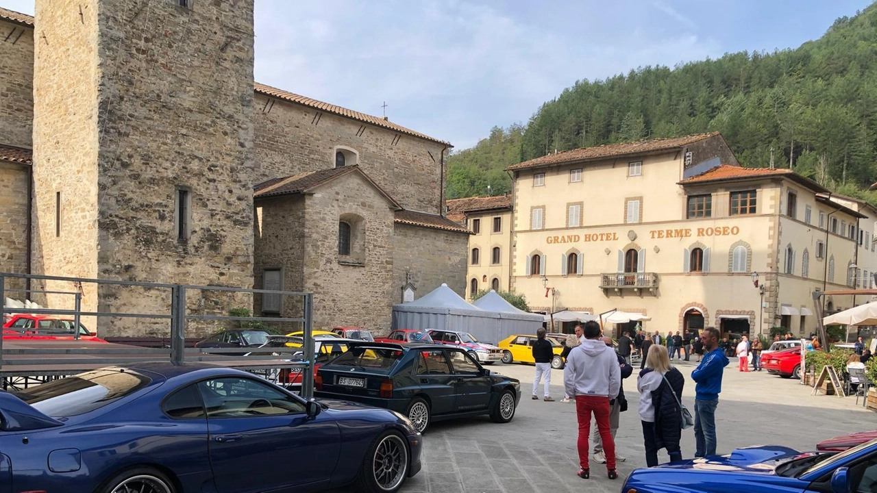 Alcune delle auto che hanno partecipato al raduno organizzato dal modenese Gabriele Masi e dal gambettolese Fiorenzo Marconi