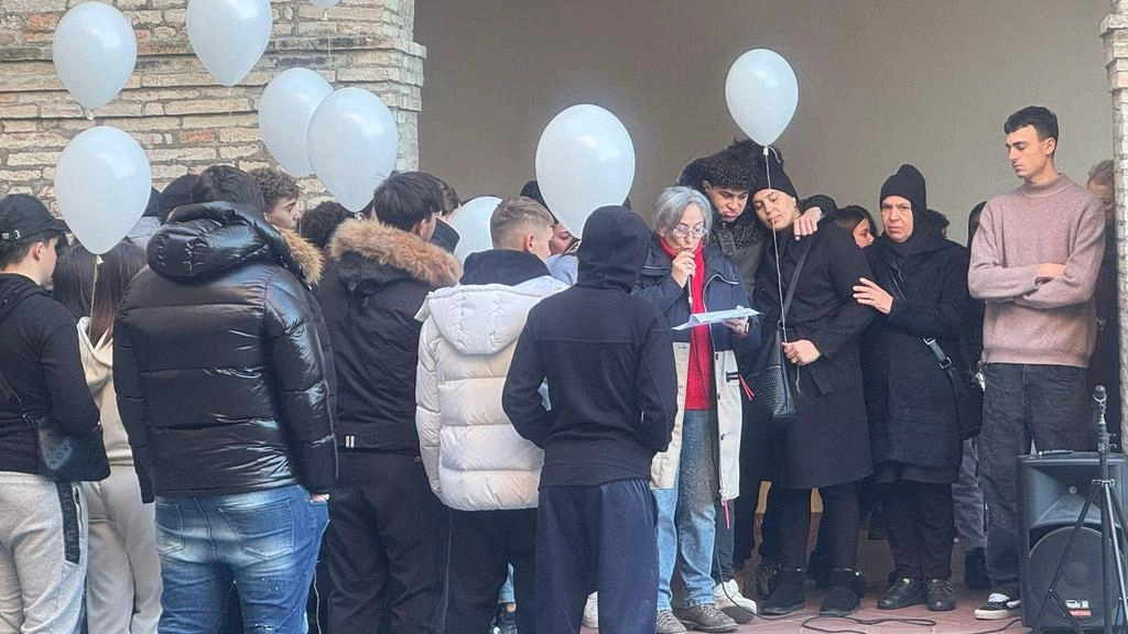 Gli studenti dell'Olivetti e del Volta ricordano Rayan Belhaj con palloncini bianchi e messaggi d'affetto.