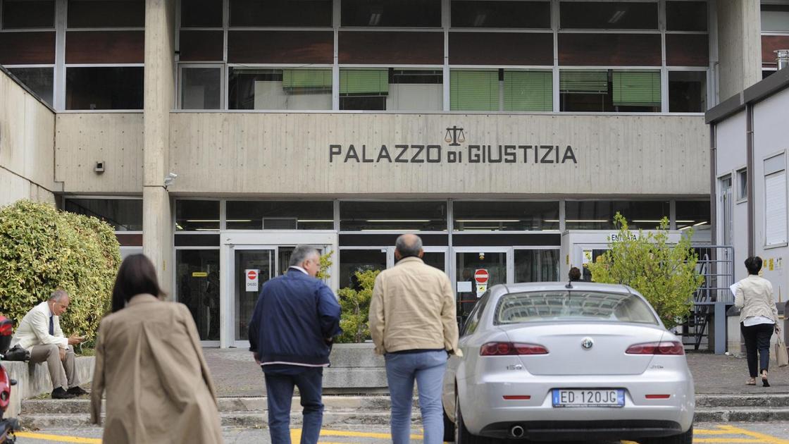 Abusi su una studentessa, 39enne a processo