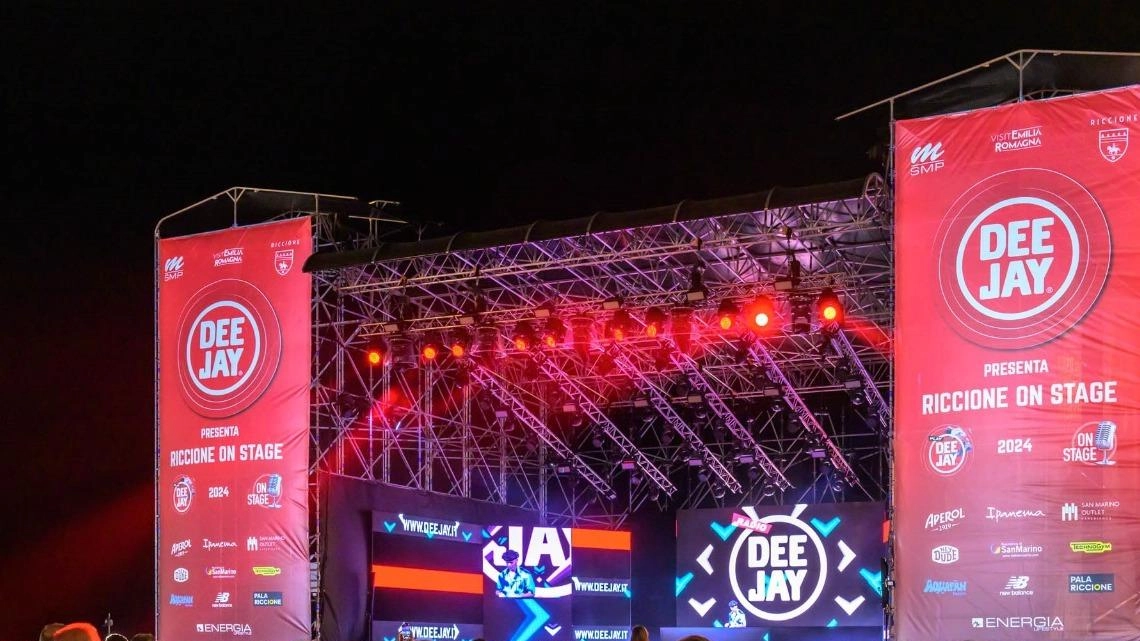 La prima serata di Riccione on stage di Radio Deejay è stata annullata a causa di violente raffiche di vento che hanno reso pericolosa la situazione. Rudy Zerbi ha invitato il pubblico a mettersi al riparo e ha annunciato il recupero dell'evento in una data successiva.