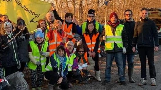 A Boretto alcune piazzole di sosta trasformate in discariche con elettrodomestici, eternit, giochi e cibo