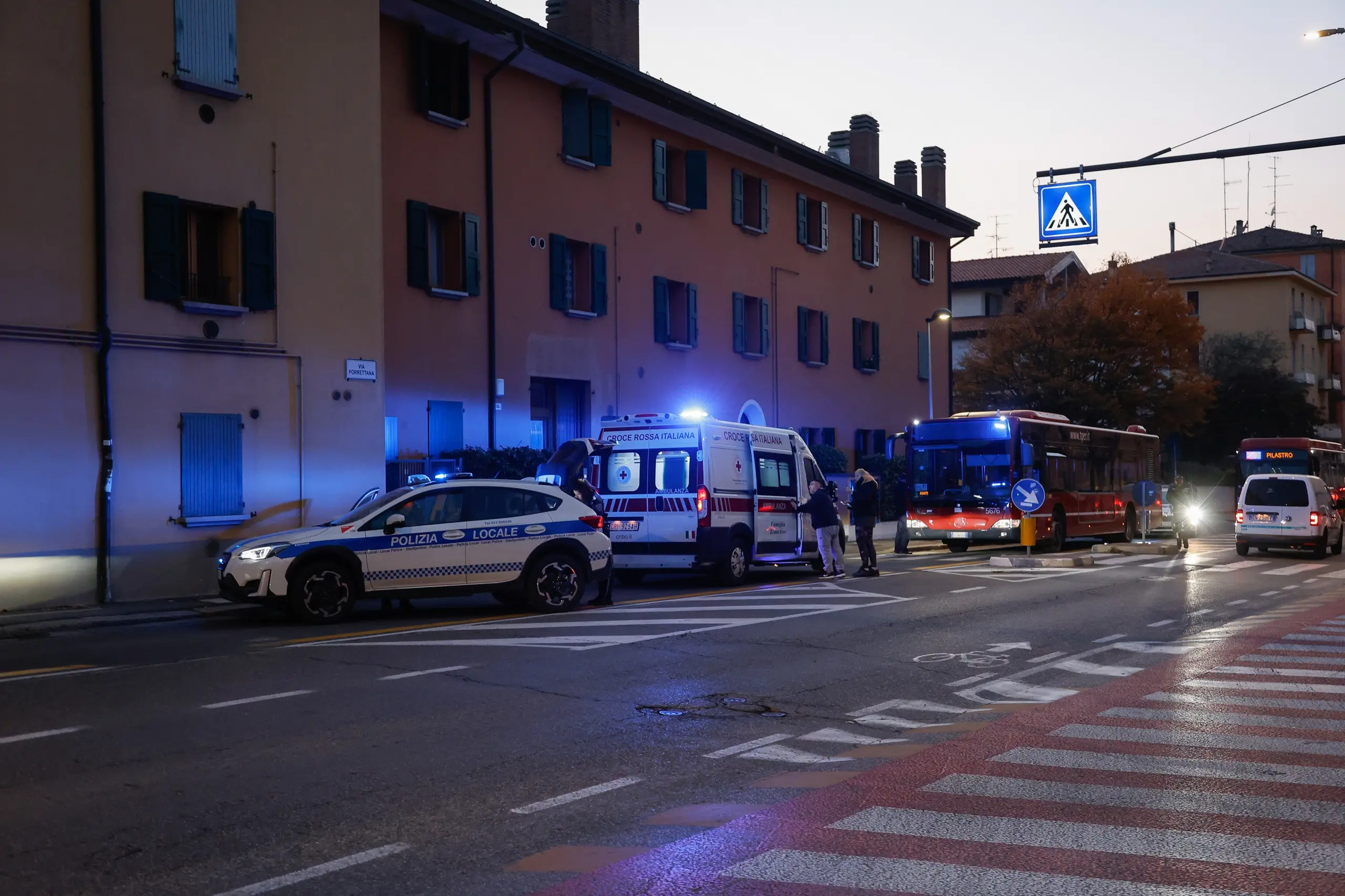 Incidente Sulla Porrettana Tra Auto E Moto: Fratture Per Un 71enne