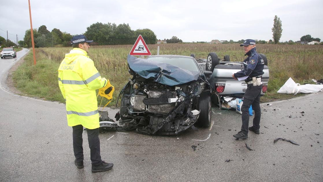 Cesena, grave incidente tra due auto, una si ribalta: morta sul colpo Laura Galassi