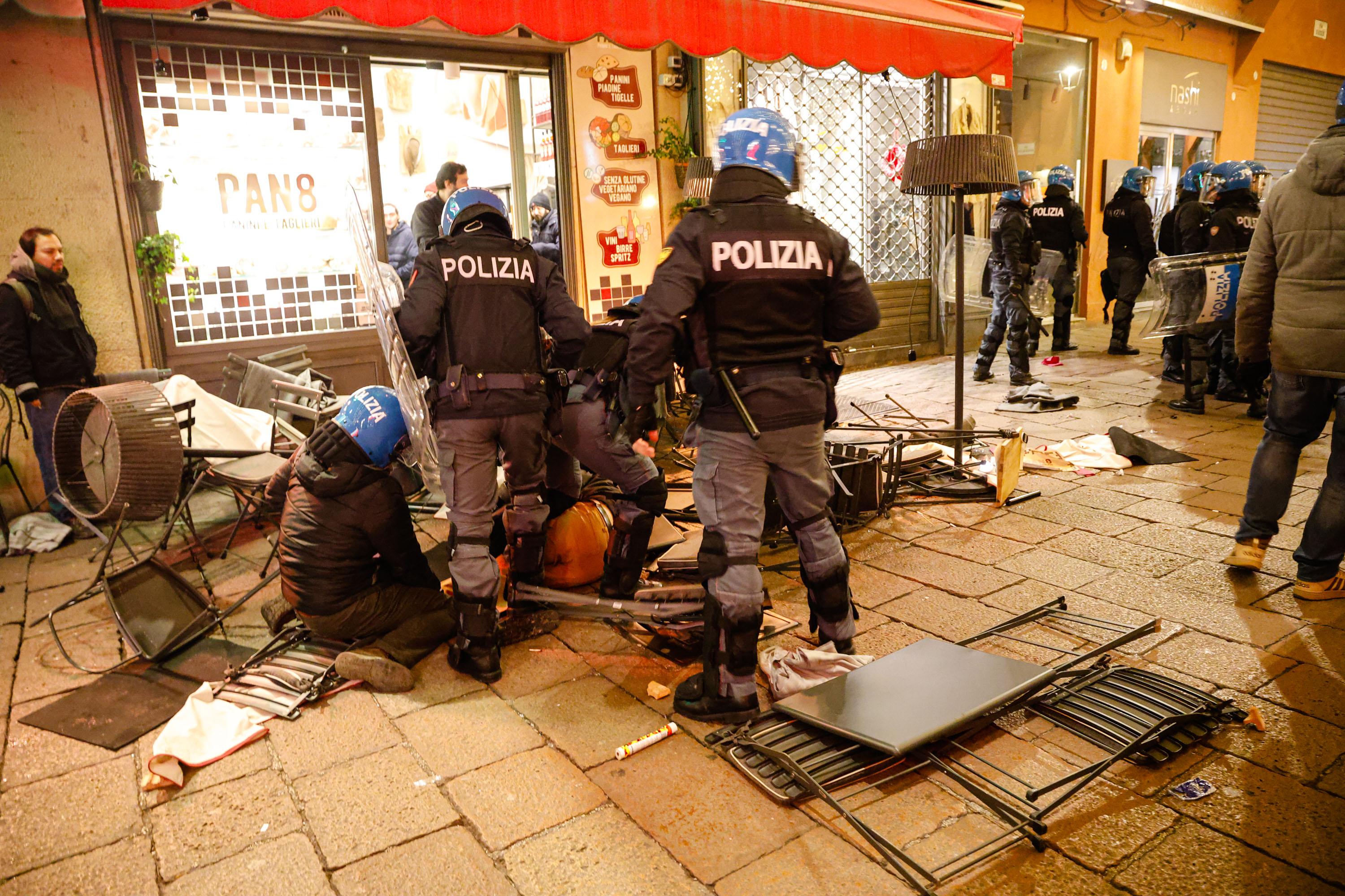 Caos e guerriglia a Bologna: così gli stranieri di seconda generazione hanno ‘preso’ la piazza