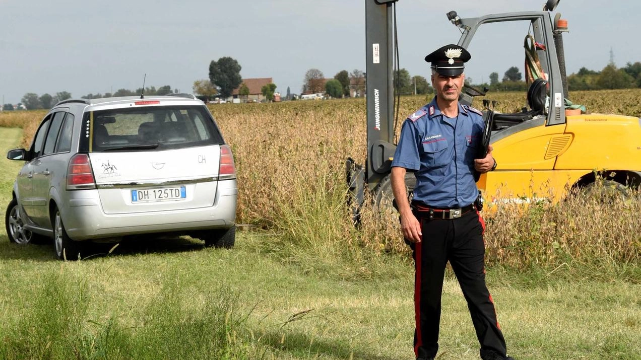 Cede il cric, schiacciato dall’auto in panne