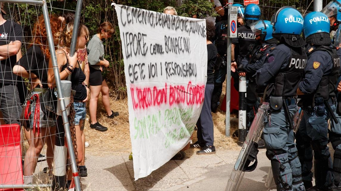 Tensioni al parco Don Bosco. Attivisti ostacolano i lavori