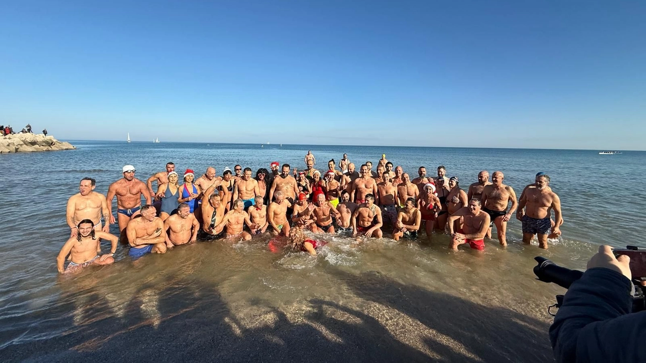 Tuffo di Capodanno 2025 a Pesaro (foto Toni)