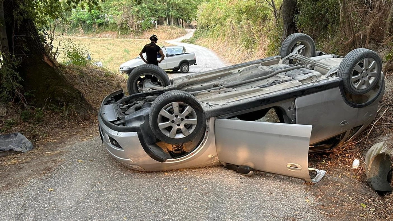 La Opel Corsa ribaltata dopo l’incidente a Spindoli