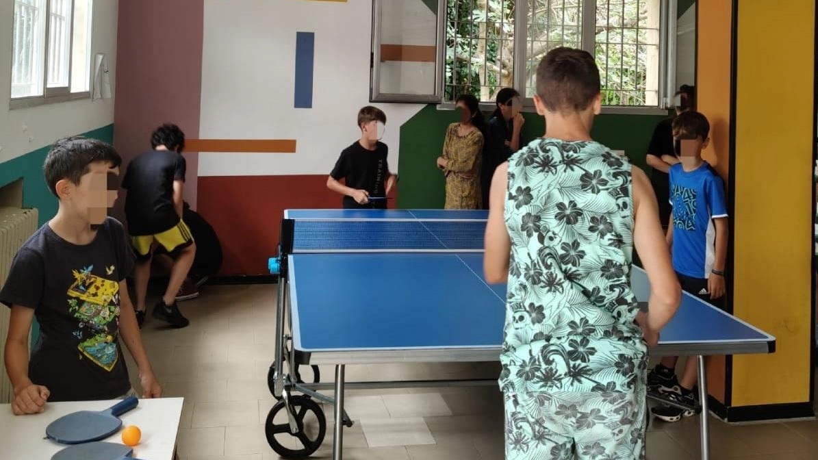 Il Centro giovanile di Castel San Pietro Terme è in via Tosi 7: qui i ragazzi stanno giocando a ping pong