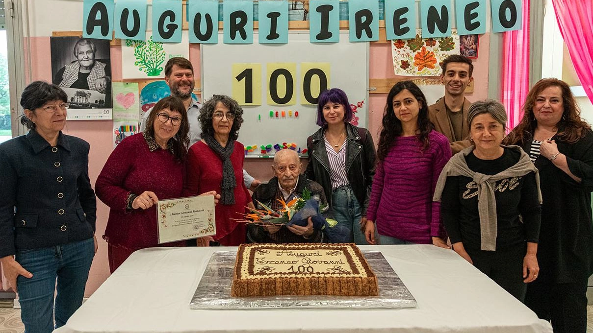 Ireneo Giovanni Bortolotti festeggia il centesimo compleanno alla casa residenza anziani ‘F.lli Bedeschi’ di Bagnacavallo. Una vita di sacrifici e passioni, tra carriera militare, famiglia e hobby.