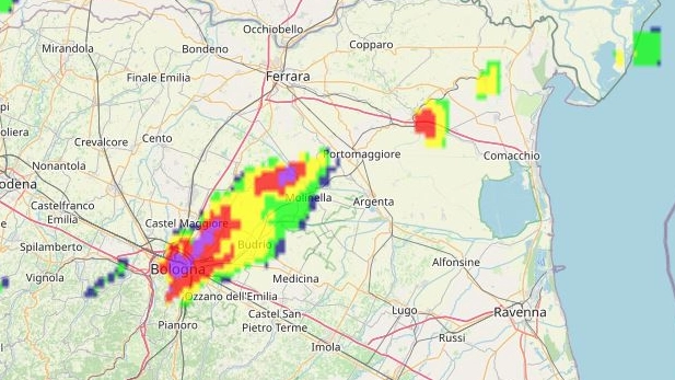 La cella di maltempo che ha colpito Bologna: il colore viola indica la massima intensità di precipitazioni