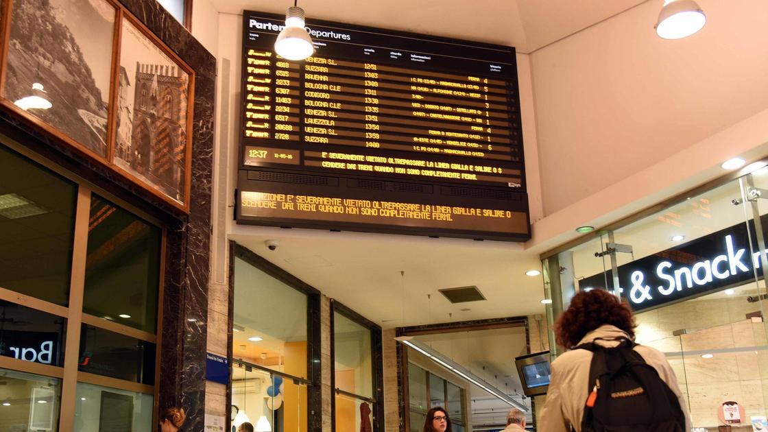 Poggio, treno si blocca in stazione. Costretti a scendere 60 passeggeri