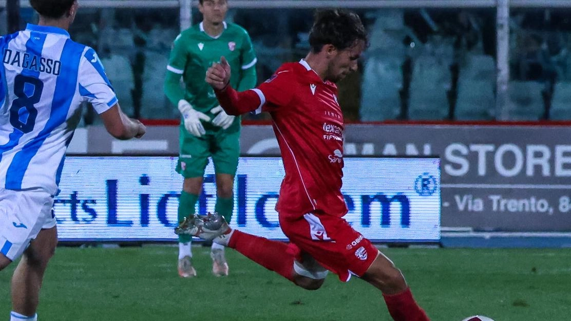 Il Carpi affronterà il Pontedera con la squadra al completo, ma senza Cortesi fino a dicembre. Mandelli e Calanca si candidano per ruoli chiave, mentre nei toscani è a rischio la panchina del mister Agostini. Arbitro Gemelli per la prima volta con il Carpi.