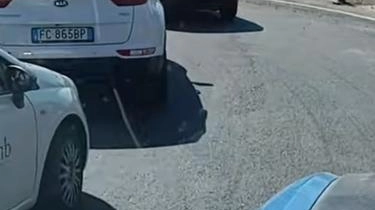 Fila di auto al polo scolastico