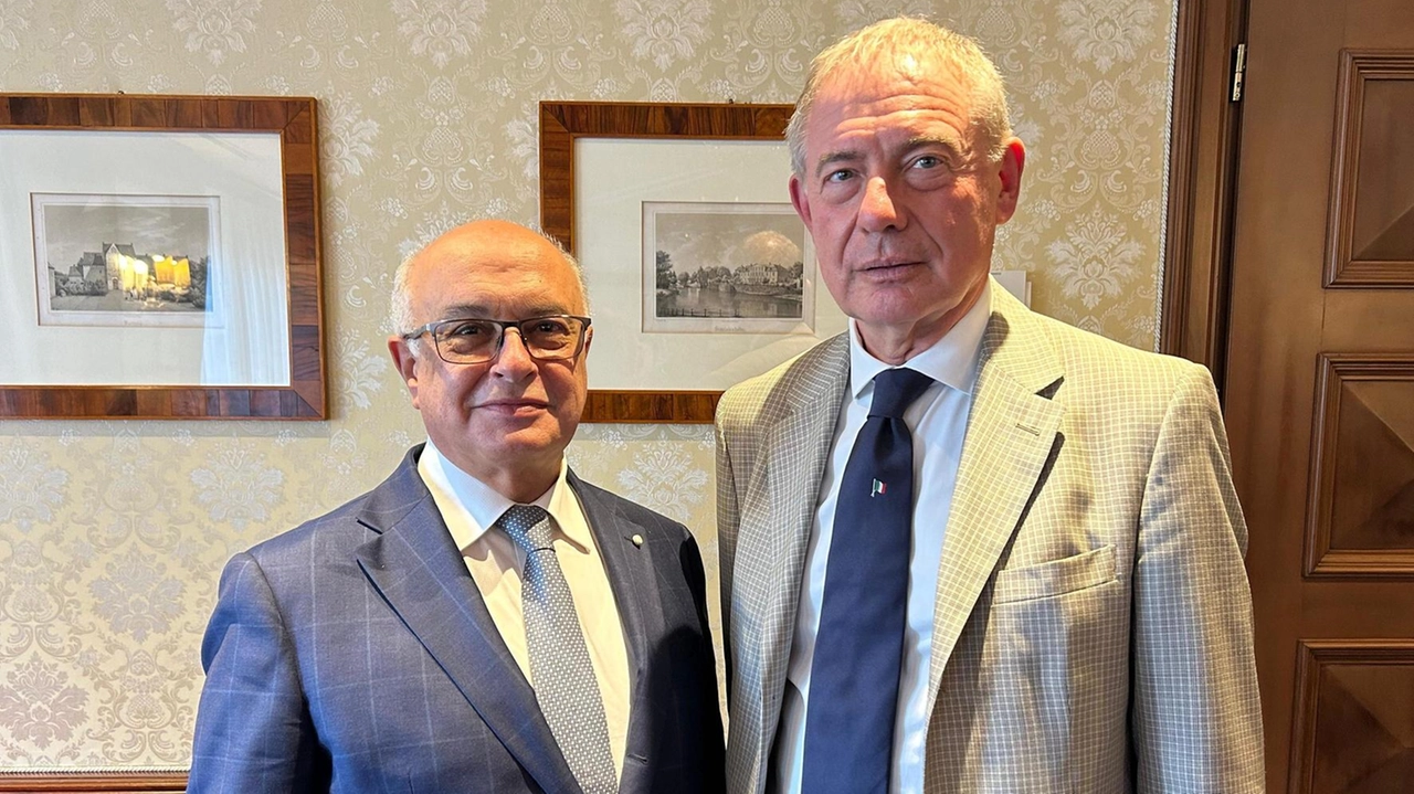 Il vicepresidente di Confcooperative Terre d’Emilia Daniele Ravaglia, a sinistra, con il ministro delle Imprese e del Made in Italy Adolfo Urso