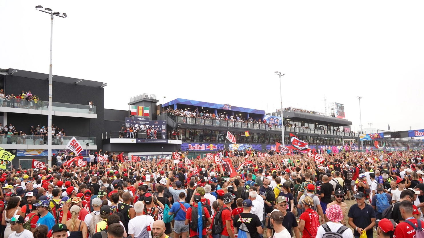 I tifosi sotto al podio del passato GP di Misano