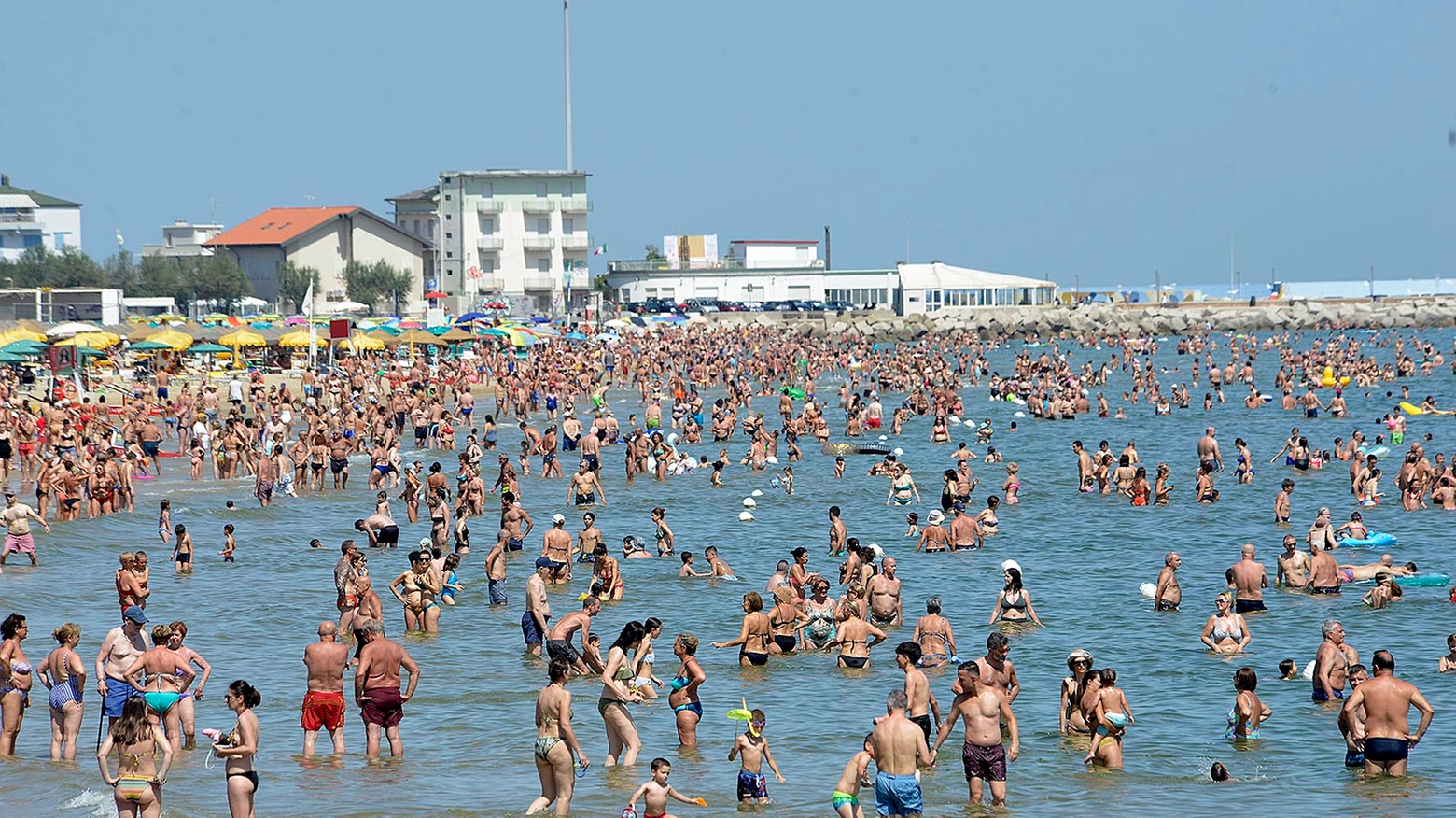 Pesaro, ieri la prima vera domenica estiva ha richiamato in spiaggia centinaia di persone