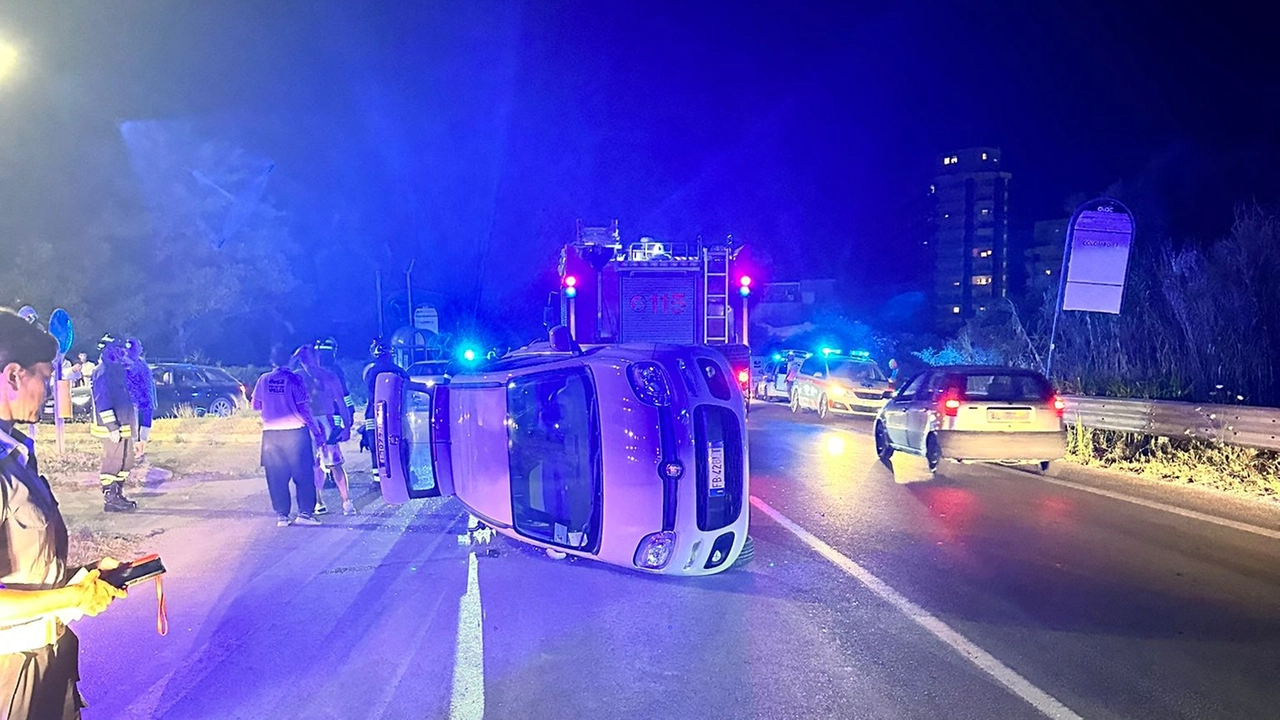 Una delle due auto ribaltata a Civitanova