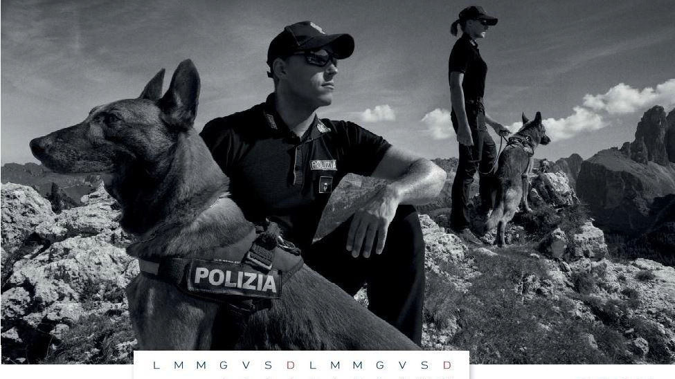 Il nuovo calendario 2025 della Polizia di Stato, presentato a Roma con foto di Eolo Perfido, celebra il lavoro degli agenti e sostiene progetti benefici. Disponibile su Amazon.