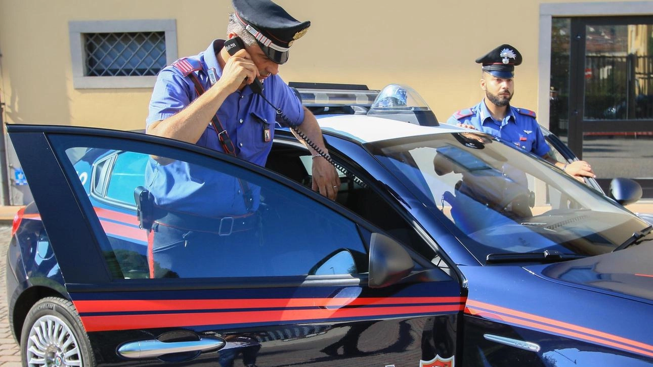 Alza il gomito e picchia i carabinieri. Arrestato