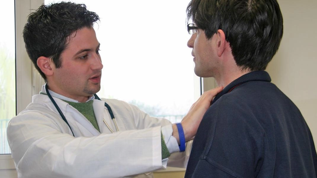 Un medico di base durante la visita a un paziente (foto d’archivio)