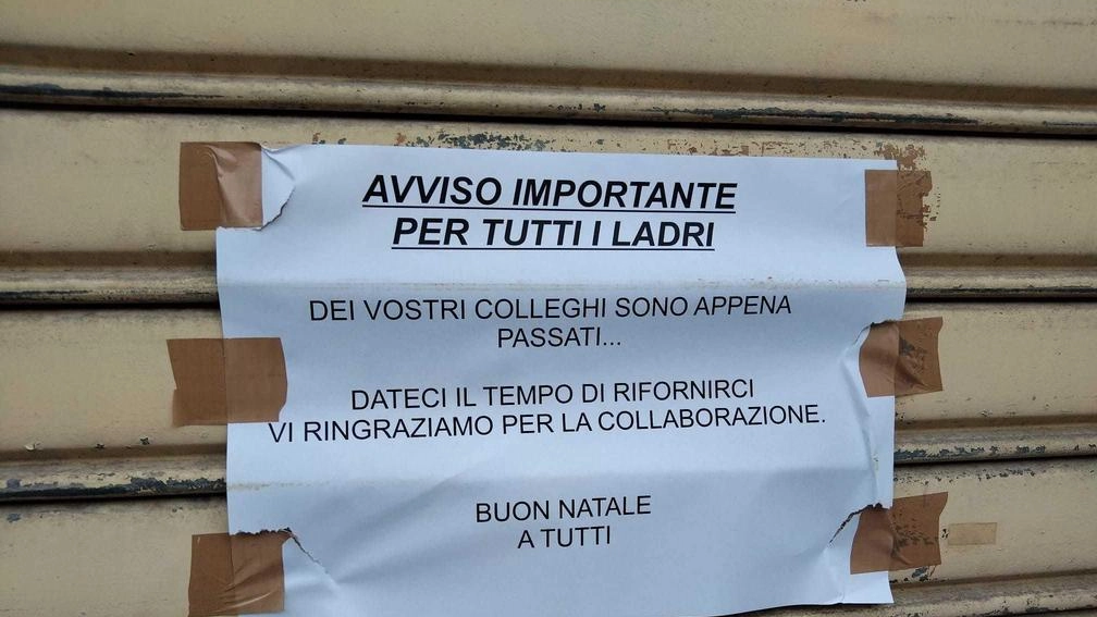 Il caretllo ironico affisso ieri dal titolare della ricevitoria in via Fratelli Bandiera