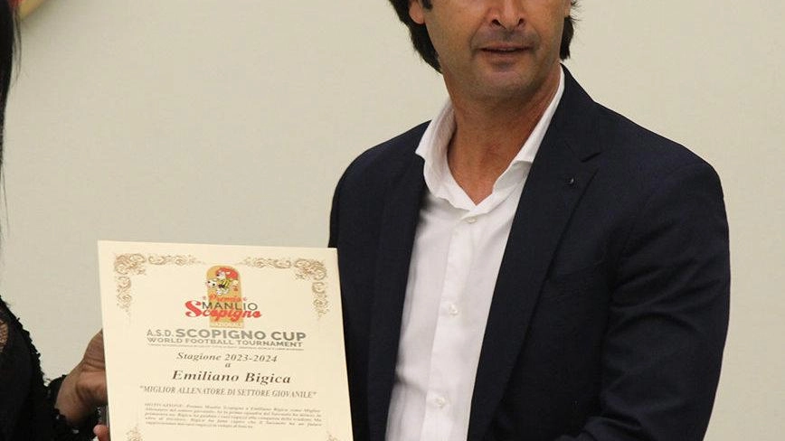 L'allenatore del Sassuolo Primavera, Emiliano Bigica, premiato come miglior allenatore del settore giovanile con il premio 'Manlio Scopigno' per i successi della scorsa stagione. Bigica elogia il talento emergente e sottolinea l'importanza di dare opportunità ai giovani nel calcio italiano.