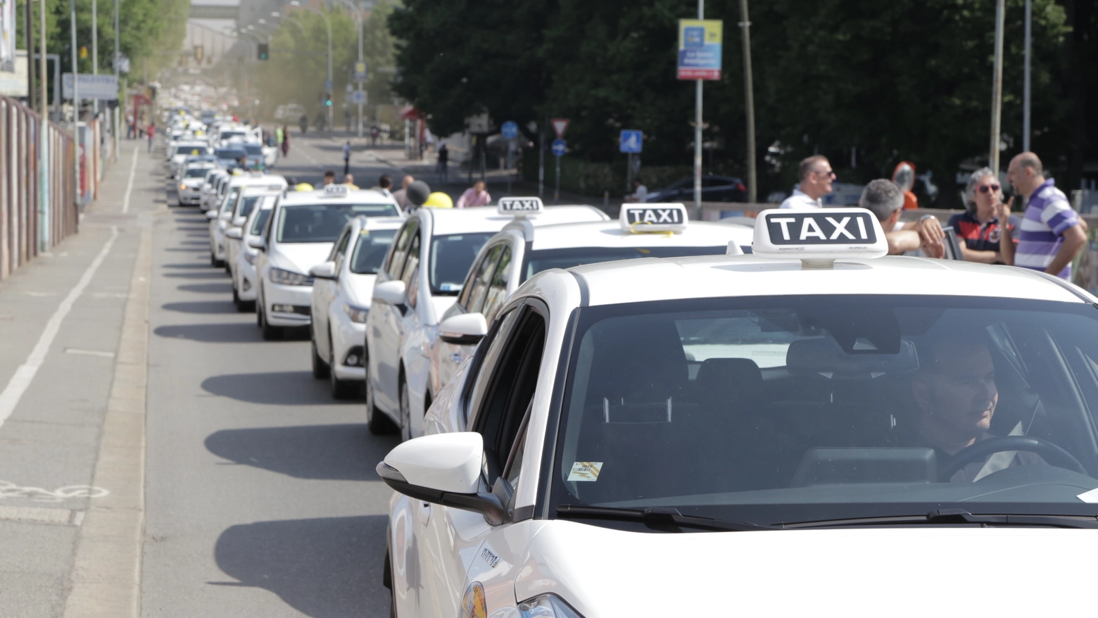 Auto bianche in coda: una delle proteste dei tassisti a Bologna