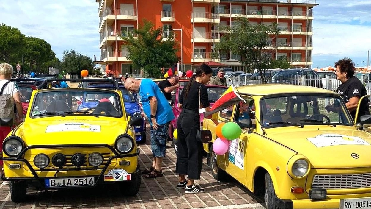 L’arrivo delle Trabant all’Hotel Adria. Le auto hanno sfilato in viale Carducci fino ad arrivare in piazza Andrea Costa dove sono rimaste in esposizione