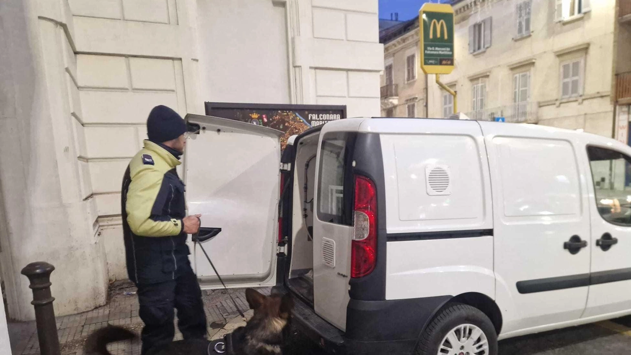 La polizia locale ha controllato un bus. Poi la perquisizione a casa.